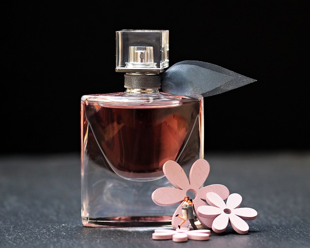 Van eeuwenoude geuren tot moderne meesterwerken: een geurige reis door de geschiedenis, productie en psychologie van parfum